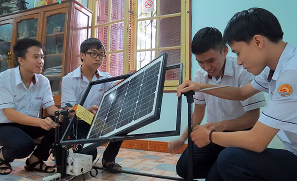 Hệ thống pin năng lượng mặt trời do nhóm học sinh Trường THPT chuyên Quốc học Huế thực hiện.
