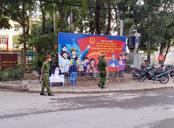 Một chốt kiểm tra y tế được lập ra trước cổng Trụ sở Đảng ủy, HĐND, UBND phường Thụy Phương để kiểm tra nhanh tất cả mọi người dân đến liên hệ làm việc.