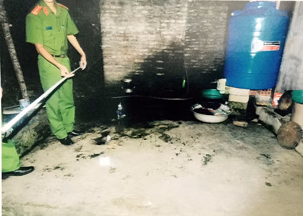 Hiện trường đau lòng của vụ án Nguyễn Huy Hoàng sát hại hai con thơ rồi tự sát.