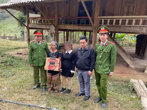 Cán bộ Công an huyện Kỳ Sơn cùng có mặt trong ngày chị O. đoàn tụ người thân Cán bộ Công an huyện Kỳ Sơn cùng có mặt trong ngày chị O. đoàn tụ người thân