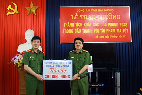 Đại tá Phạm Trường Giang, Phó Giám đốc, Thủ trưởng Cơ quan CSĐT tặng thưởng 20 triệu đồng cho Phòng CSHS