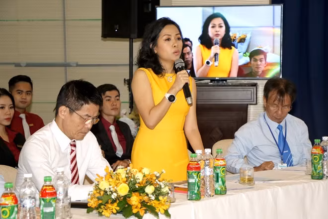 Phó Tổng Giám đốc Tập đoàn Tân Hiệp Phát Trần Uyên Phương phát biểu tại hội thảo.