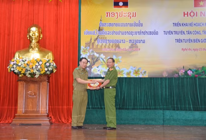 Thứ trưởng Lê Quý Vương và Thiếu tướng Thong Lếc Măng No Mệch tại Hội nghị.