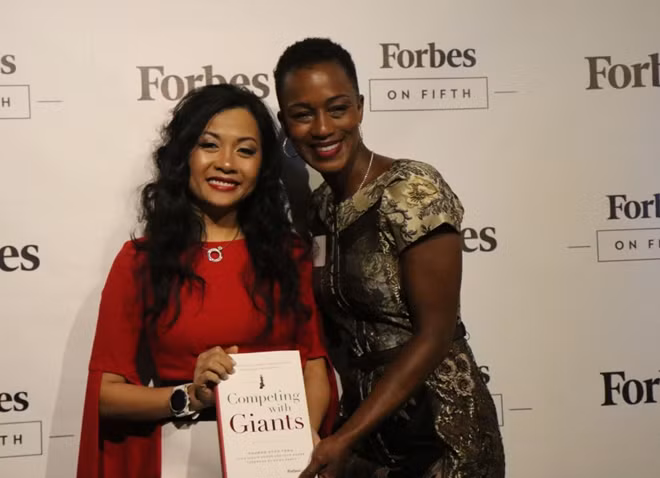 Bà Trần Uyên Phương là tác giả cuốn sách của Forbes phát hành ở New York, nhan đề "Competing with Giants" (tạm dịch: Vượt lên người khổng lồ) thu hút độc giả quốc tế.