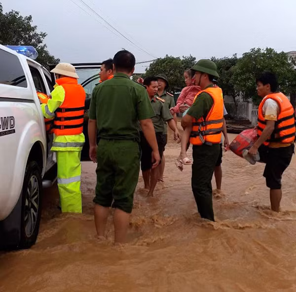 Công an Triệu Phong đưa người bị ốm vượt lũ đến bệnh viện cấp cứu.