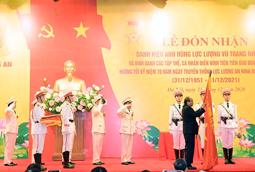 Thủ tướng Chính phủ Nguyễn Xuân Phúc trao danh hiệu Anh hùng lực lượng vũ trang nhân dân cho Cục ANĐT Bộ Công an