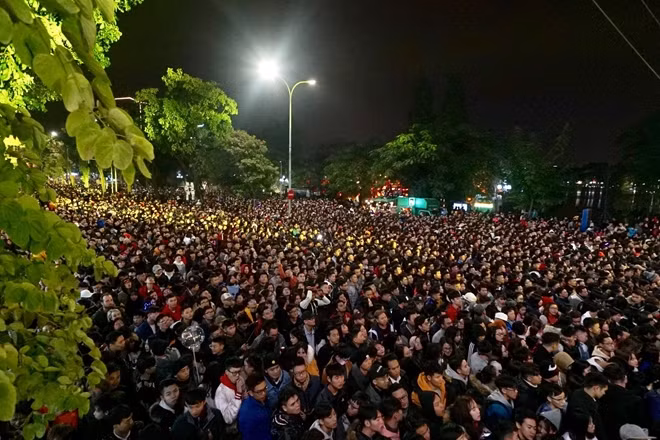 Trước thời khắc đếm ngược vài tiếng đồng hồ, hàng nghìn người đã xuống phố đi bộ Hoàn Kiếm để cùng chờ đón năm mới.