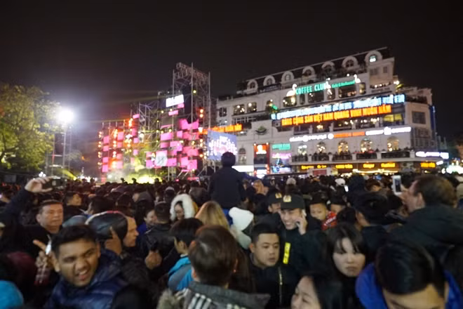 Dù cho nhiệt độ ngoài trời đang lạnh nhưng rất đông người dân Thủ đô đã đổ lên phố đi bộ Hồ Gươm để chuẩn bị tham gia các sự kiện chào đón năm mới 2019.
