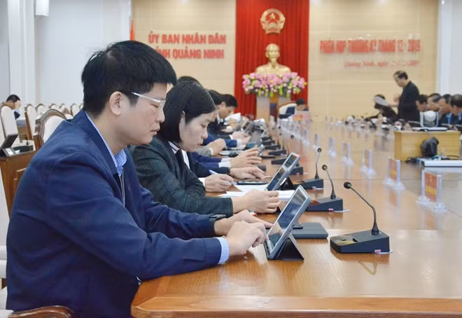 Đại biểu sử dung Ipad khai thác tài liệu trong phiên họp