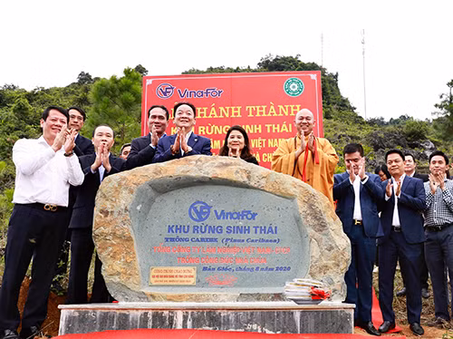 Các đại biểu cắt băng khánh thành “Khu rừng sinh thái Bản Giốc”