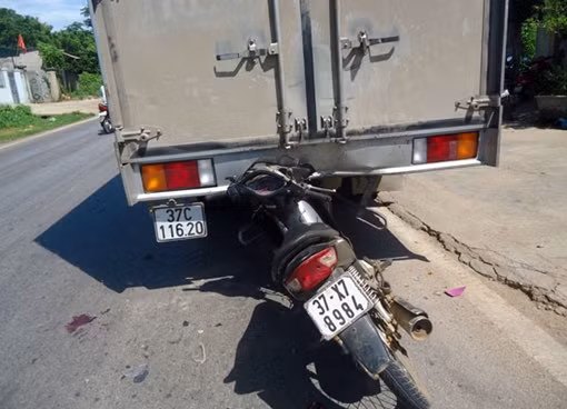 Vừa chạy xe máy vừa nghe điện thoại, tông vào xe tải nguy kịch