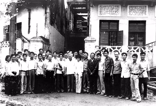 Đồng chí Phạm Hùng, Ủy viên Bộ Chính trị, Phó Chủ tịch HĐBT kiêm Bộ trưởng Bộ Nội vụ thăm, làm việc với Báo CAND tại trụ sở số 3 phố Hồ Giám, Hà Nội (10-8-1984).
