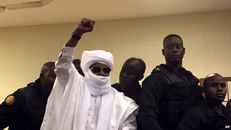 Cựu độc tài người Chad Hissene Habre phản ứng tại phiên xử ở Dakar, Senega, ngày 30-5-2016.