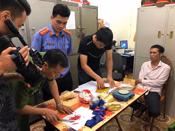 Lực lượng chức năng tiến hành cân tịnh số ma túy thu giữ được