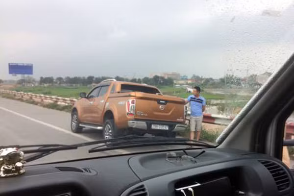 Chiếc bán tải hư hỏng nặng. Chiếc bán tải hư hỏng nặng.