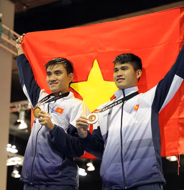 Thành An và đồng đội Xuân Lợi trên bục nhận huy chương. Ảnh: N.Thái Thạch. Thành An và đồng đội Xuân Lợi trên bục nhận huy chương. Ảnh: N.Thái Thạch.