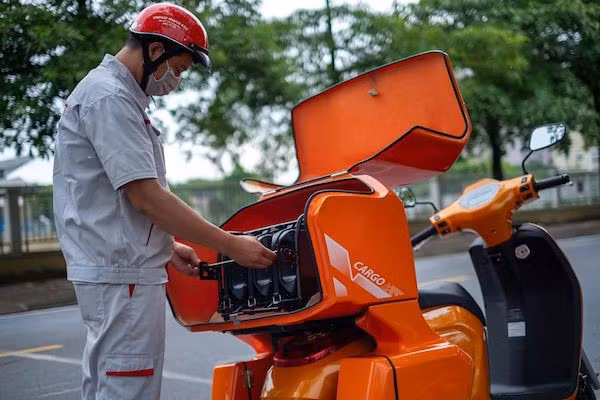 Nhân viên cứu hộ xếp pin lên xe chuyên dụng trước khi giao tới khách hàng. NAG: Linh Phạm/Bloomberg Nhân viên cứu hộ xếp pin lên xe chuyên dụng trước khi giao tới khách hàng. NAG: Linh Phạm/Bloomberg