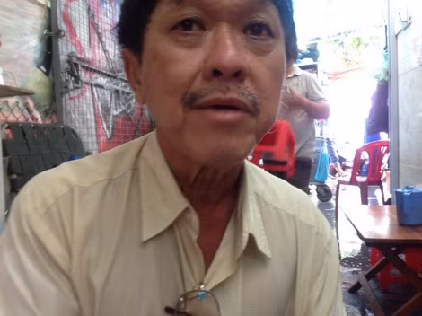 Ông Lam Anh hằng ngày vẫn cầm đơn đi gõ cửa nhiều nơi để kêu cứu nhằm giữ được căn nhà.