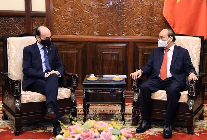 Chủ tịch nước Nguyễn Xuân Phúc và Đại sứ Argentina Luis Pablo Maria Beltramino tại Lễ trình Quốc thư Ảnh: Thống Nhất/TTXVN