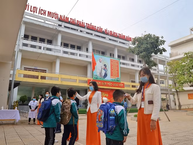 Ghi nhận của PV CAND tại trường Tiểu học Xuân Phương - nơi từng có 1 học sinh lớp 3 mắc COVID-19 và sau đó được trưng dụng làm khu cách ly tập trung cho giáo viên, phụ huynh và học sinh F1. Trước ngày các em trở lại trường học, các cán bộ, giáo viên, nhân viên đã tổng vệ sinh nhà trường, phun khử khuẩn phòng dịch. Cô Nguyễn Thị Tuyết Lan - Hiệu trưởng trường Tiểu học Xuân Phương cho biết: "Từ 7h sáng ngày 2/3, các thầy cô sẽ đón học sinh ở cổng trường và đo thân nhiệt, ghi vào sổ theo dõi của từng em. Mỗi ngày nhà trường cũng sẽ tiến hành đo tối thiểu hai lần...".