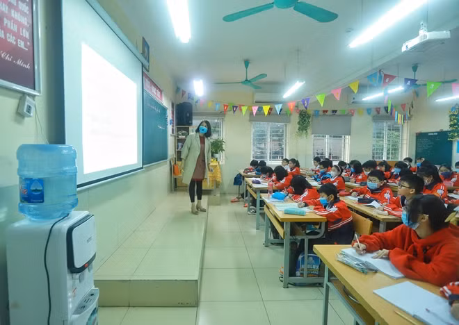 Cô trò lên lớp sau thời gian dài nghỉ học vì dịch bệnh.