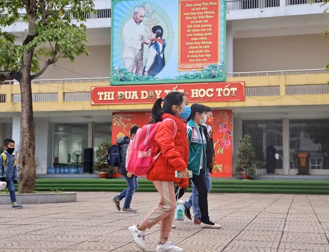 Các em học sinh Tiểu học Xuân Phương nghiêm túc đeo khẩu trang khi đến trường.