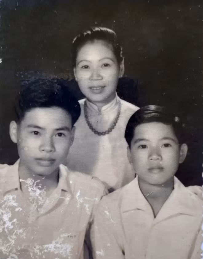 Bà Lê Thị Dinh thời còn trẻ cùng 2 con trai; Trong đó người con đầu bên trái đã mất, bên phải là ông Nguyễn Như Trị.