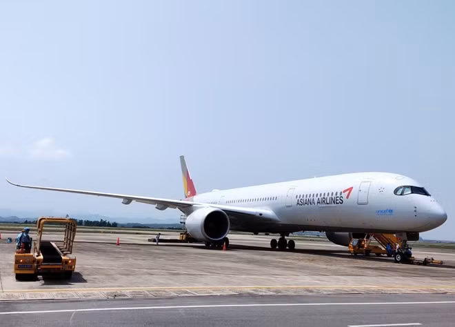 Chuyến bay chở 295 hành khách là các chuyên gia, kỹ sư Hàn Quốc hạ cánh xuống Vân Đồn sáng 4.5
