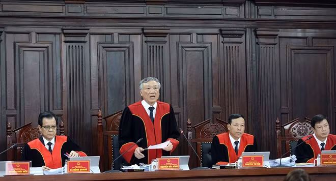 Chủ toạ phiên toà Nguyễn Hoà Bình phát biểu.