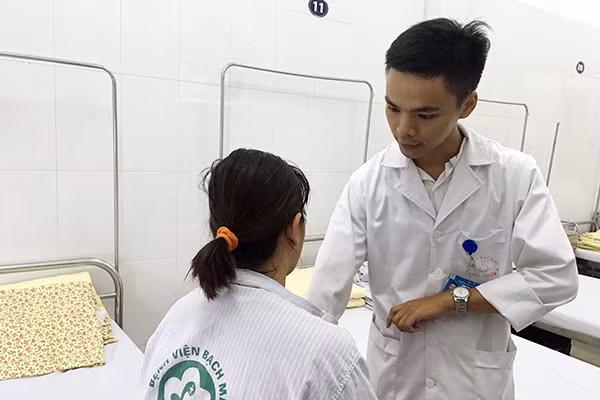 Bác sĩ Phòng Điều trị rối loạn liên quan đến stress khám cho bệnh nhân.