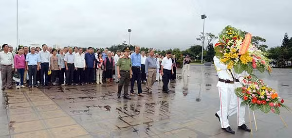 Đoàn cán bộ sĩ quan hưu trí CAND của Bộ Công an tại TP.Hồ Chí Minh dâng hoa tượng đài Bác Hồ với các dân tộc Tây Nguyên tại Quảng trường Đại Đoàn Kết (TP.Pleiku) và tượng đài nữ Anh hùng Liệt sĩ Võ Thị Sáu ở hoa viên Công an tỉnh Gia Lai.