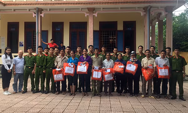 Trao quà cứu trợ cho người dân bản Cây Bông, xã Kim Thủy, huyện Lệ Thủy, Quảng Bình.