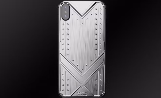 Các chuyên gia của Caviar cho biết, ý tưởng "độ" iPhone Xs Max lần này được lấy ý tưởng từ những chiếc xe tăng với hình dáng hầm hố của quân đội Nga.