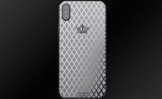 Thậm chí, Caviar đã đưa vào lớp vỏ của những chiếc iPhone Xs Max chất liệu titan siêu cứng, dày 1 mm. Với lớp vỏ đặc biệt này, những chiếc Xs Max sau khi độ xong có thể chịu được lực bắn của một viên đạn súng ngắn.