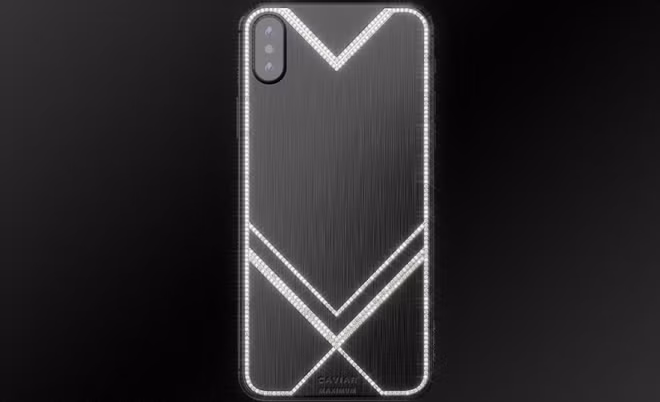 Với phiên bản Maximum Diamonds, chiếc iPhone đắt nhất hiện nay của Táo khuyết được mạ một lớp PVD màu đen kết hợp cùng viên kim cương và hơn 400 viên đá quý cấu thành nên mặt lưng của thiết bị.