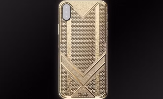 Với phiên bản Gold, máy được ướm một lớp vỏ mạ vàng, còn phiên bản Maximum Fine Gold được làm bằng một tấm vàng nặng 150g. Tất cả các phiên bản iPhone XS Max đặc biệt này đều có logo Caviar ở phần mặt lưng.