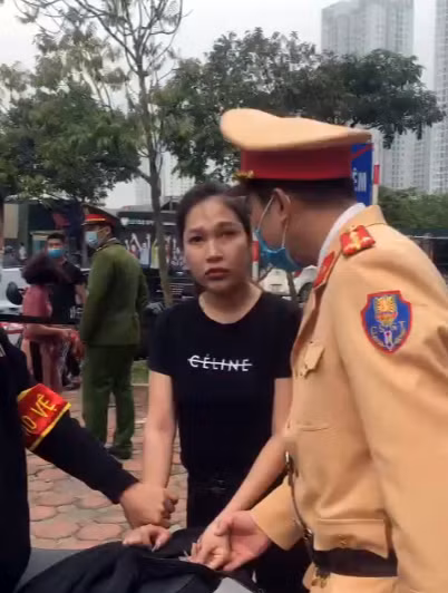 Nhung bị bắt gói ma túy đá trên người