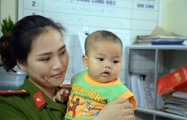 Thiếu úy Khuất Khánh Ly và CBCS Công an phường Mỹ Đình 2 ân cần chăm sóc cháu bé trước khi bàn giao sang Trung tâm bảo trợ xã hội số 3