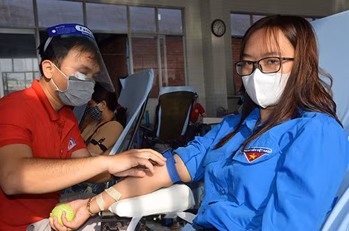Thanh niên hiến máu Thanh niên hiến máu