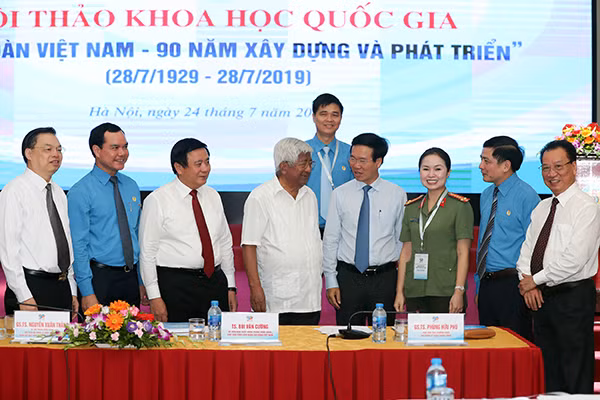Các đại biểu trao đổi bên lề Hội thảo.