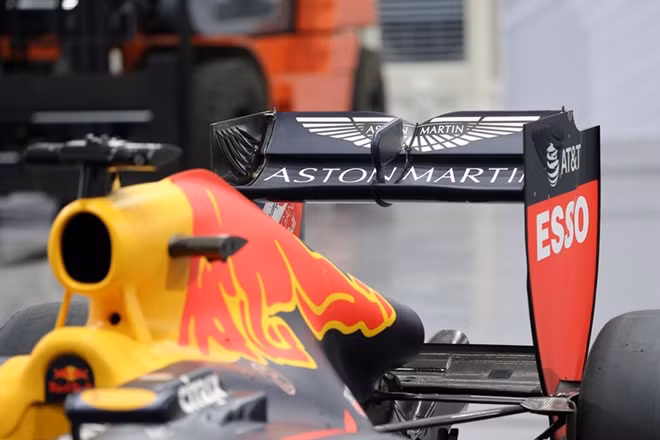Để chiếc Red Bull RB7 vận hành tại Việt Nam, cần có một đội kỹ thuật viên chuyên nghiệp sang chăm sóc, và loại xăng đặc biệt với chỉ số octan cao và chất phụ gia phù hợp. Đặc biệt hơn, chiếc xe đã được nâng gầm cao hơn do mặt đường thông thường không đủ chất lượng như trong trường đua F1.
