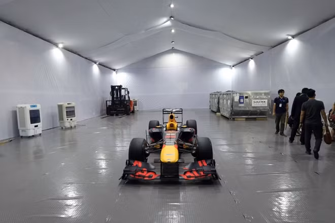 Chiếc F1 RB7 lừng danh của Red Bull Racing mang qua Việt Nam sử dụng động cơ V8 2.4 L, có thể đạt tốc độ 18.000 vòng/phút