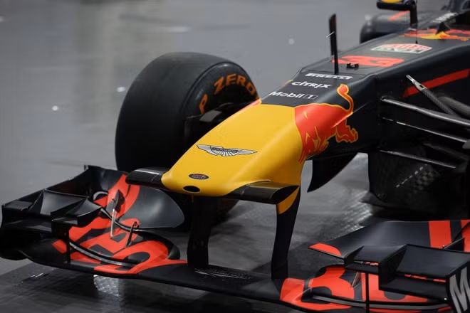 Red Bull RB7 có cấu trúc thân xe dạng tổ ong, khung xe làm hoàn toàn bằng vật liệu carbon và một số bộ phận làm bằng vật liệu tổng hợp. Trước khi chạy, chiếc xe cũng được làm nóng tới nhiệt độ mà các chuyên gia tính toán, vì động cơ của xe F1 sinh nhiệt rất lớn, nước làm mát và dầu cũng cần nhiệt độ tương thích.