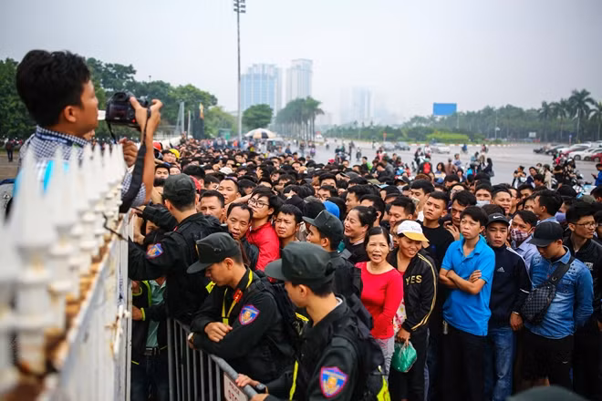 Hà Nội trong ngày này nhiệt độ chỉ khoảng 20 độ C cùng với những cơn mưa lất phất nhưng không khí tại Mỹ Đình hôm nay vô cùng nóng, sức nóng hầm hập của niềm đam mê bóng đá. Cũng vì cái nóng ấy mà lực lượng CSCĐ làm nhiệm vụ hôm nay cũng vất vả hơn rất nhiều để đảm bảo ANTT.
