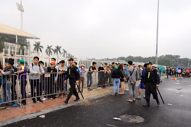 Cũng như những lần phát hành vé trước đây, ban tổ chức đã yêu cầu người dân xếp hàng phía ngoài hàng rào sân Mỹ Đình rồi chỉ he hé cửa cho 6 người vào một để nhận tích kê phía trong. CSCĐ liên tục nhắc nhở cũng như ngăn chặn những hành vi tìm cách vượt rào vào trong.