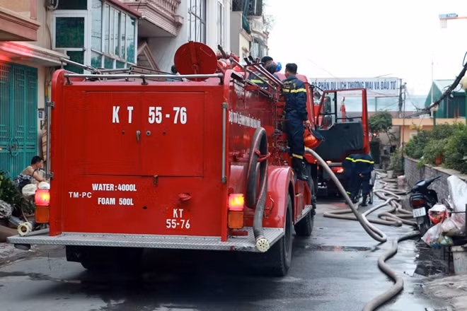 Xe cứu hỏa của Bộ Tư lệnh thủ đô được huy động phối hợp với cảnh sát PCCC Hà Nội