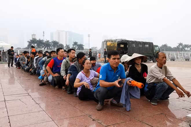 Trưa ngày 11-11, theo quan sát có PV Báo CAND vẫn có khoảng gần 1.000 người dân tiếp tục chờ đợi, xếp hàng để được vào mua vé. Cảnh sát cơ động và lực lượng vệ sỹ được huy động từ đêm hôm trước đã phải làm việc rất vất vả.