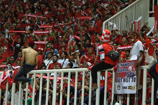 Các khán đài sân Pakansari đã được CĐV Indonesia nhuộm đỏ. Ảnh: Đức Đồng.