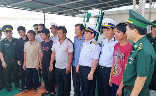 Bộ đội biên phòng Bà Rịa – Vũng Tàu tiếp nhận 7 ngư dân để chuyển giao cho UBND TP Tuy Hòa (Phú Yên. Ảnh : NGỌC GIANG