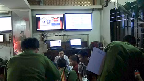 Các màn hình có nhiều hình thức cá độ, đánh bạc qua mạng. Các màn hình có nhiều hình thức cá độ, đánh bạc qua mạng.